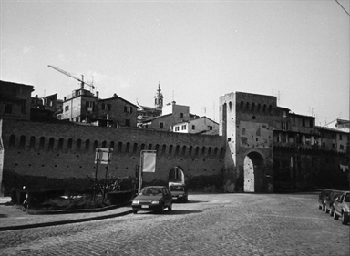 Tratto di mura castellane comprendente Porta Pesa